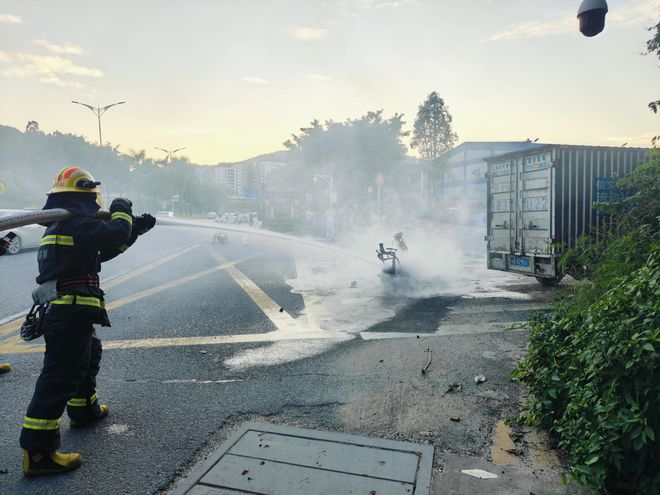 深圳接連發(fā)生2起！行駛路上突然起火(圖2)