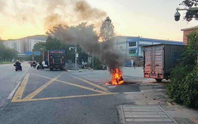 深圳接連發(fā)生2起！行駛路上突然起火(圖1)