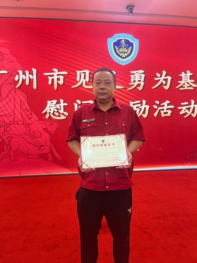 小轎車突發(fā)自燃 他用光3瓶滅火器將火撲滅 公交司機英勇救火獲獎勵(圖1)