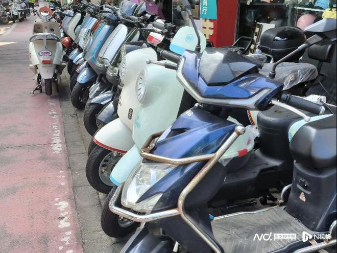 九游app：電動(dòng)車(chē)新國(guó)標(biāo)下月起施行中山有店稱(chēng)“老款低于成本價(jià)銷(xiāo)售”(圖1)