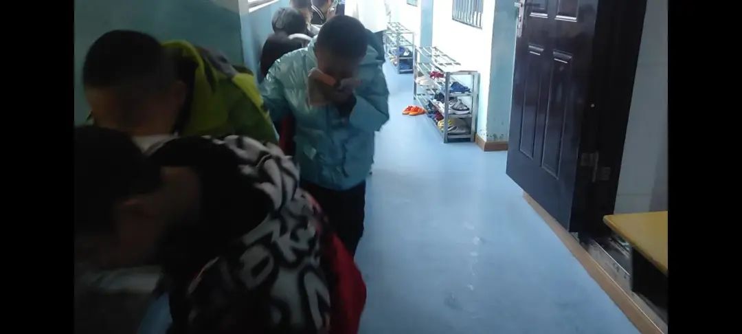 青島好人丨車輛撞樹燃起大火路過眾人百米沖刺找來滅火器砸窗救援(圖1)