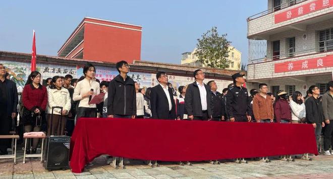 模擬演練提技能 強(qiáng)化教育鑄平安 羅山縣莽張鎮(zhèn)初級(jí)中學(xué)舉行“全市安全日”演練(圖1)