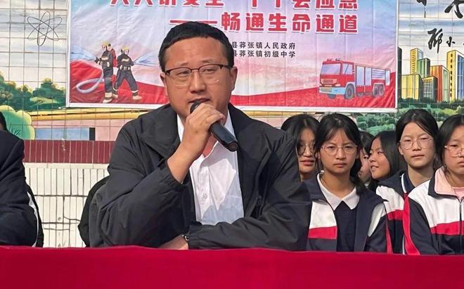 模擬演練提技能 強(qiáng)化教育鑄平安 羅山縣莽張鎮(zhèn)初級(jí)中學(xué)舉行“全市安全日”演練(圖3)