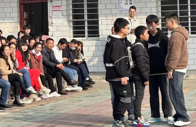模擬演練提技能 強(qiáng)化教育鑄平安 羅山縣莽張鎮(zhèn)初級(jí)中學(xué)舉行“全市安全日”演練(圖6)