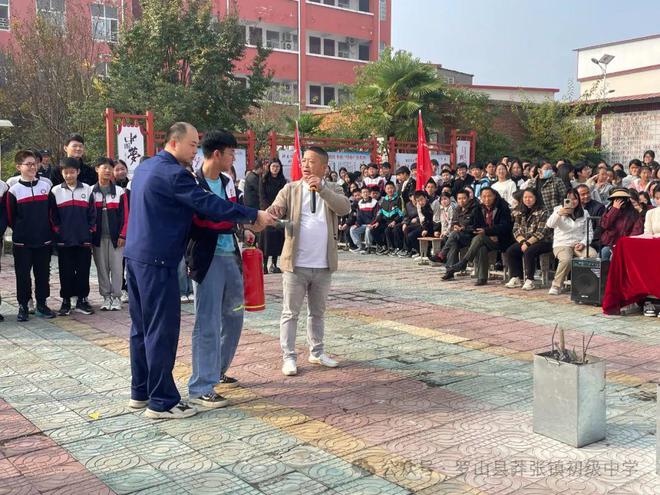 模擬演練提技能 強(qiáng)化教育鑄平安 羅山縣莽張鎮(zhèn)初級(jí)中學(xué)舉行“全市安全日”演練(圖8)