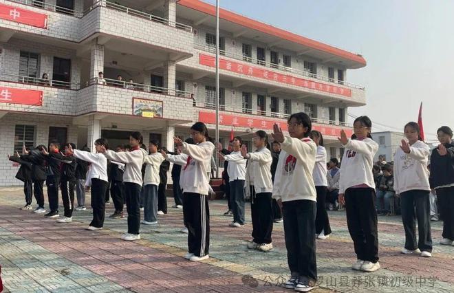 模擬演練提技能 強(qiáng)化教育鑄平安 羅山縣莽張鎮(zhèn)初級(jí)中學(xué)舉行“全市安全日”演練(圖7)