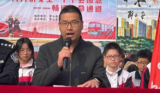 模擬演練提技能 強(qiáng)化教育鑄平安 羅山縣莽張鎮(zhèn)初級(jí)中學(xué)舉行“全市安全日”演練(圖10)