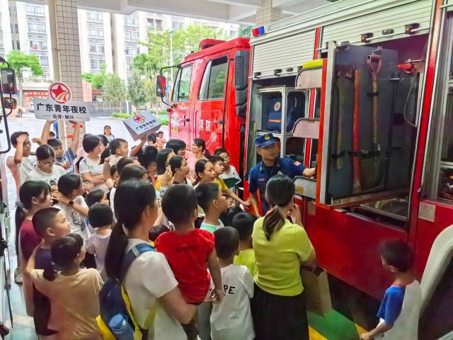 新興縣青年夜校親子“進站充電”學消防(圖1)
