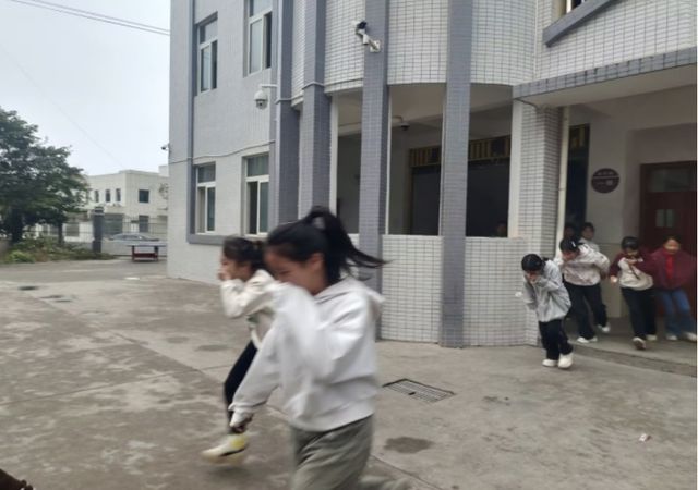 江安縣陽春鎮(zhèn)白沙小學校開展2024年秋期消防應急疏散演練(圖2)