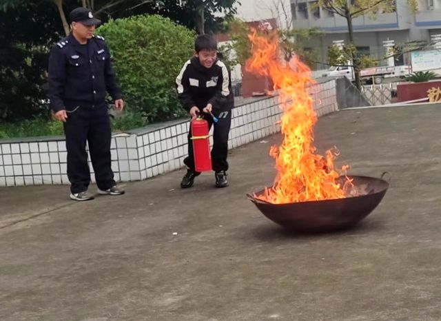 江安縣陽春鎮(zhèn)白沙小學校開展2024年秋期消防應急疏散演練(圖4)