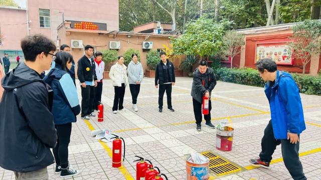 蓮湖區(qū)星火路小學開展消防滅火實操培訓活動(圖1)