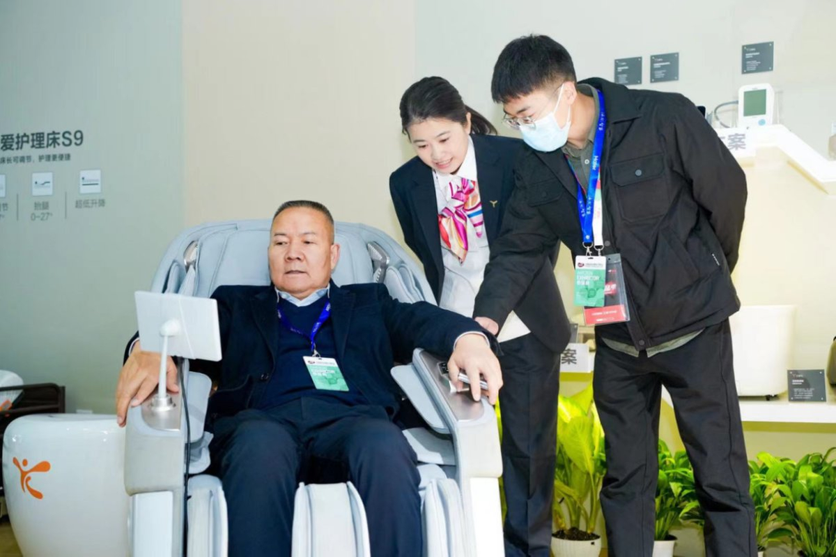 科技守護(hù)  樂活人生丨海爾智慧康養(yǎng)全場景解決方案亮相AWE2024(圖1)