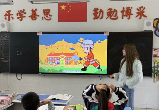 未央?yún)^(qū)大白楊小學(xué)開展2024年冬季消防安全演練(圖1)