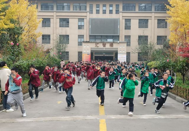 未央?yún)^(qū)大白楊小學(xué)開展2024年冬季消防安全演練(圖3)