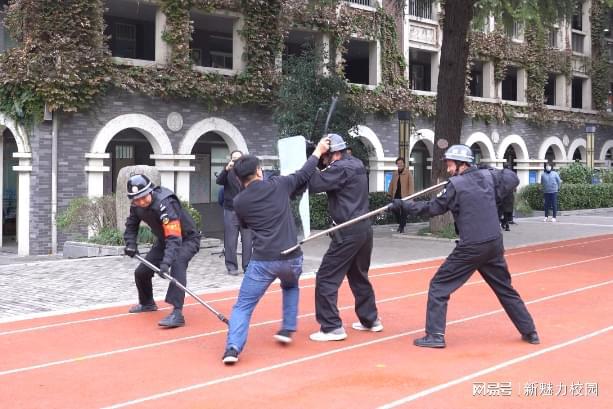 南京市第五初級中學(xué)成功舉辦2024年消防疏散演練活動(dòng)(圖1)