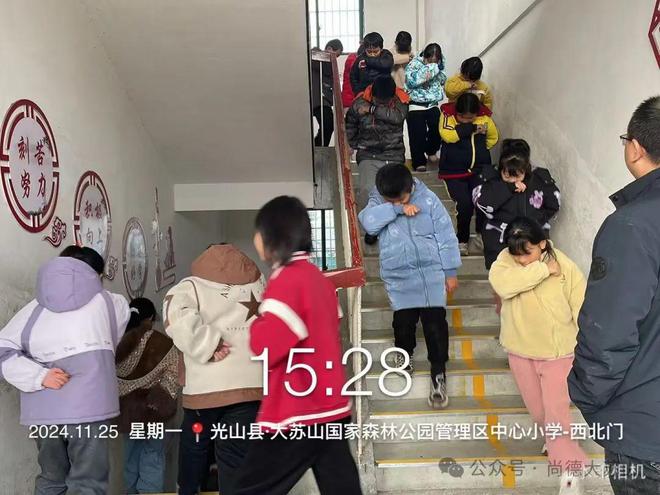 以“演”助防 防患未“燃” 光山縣大蘇山中心學(xué)校舉行消防應(yīng)急疏散演練(圖4)