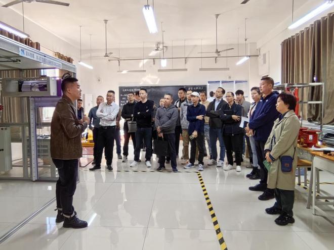南寧市住建局率隊赴廣西安全工程職業(yè)技術(shù)學院開展消防宣傳月進院?；顒?圖1)