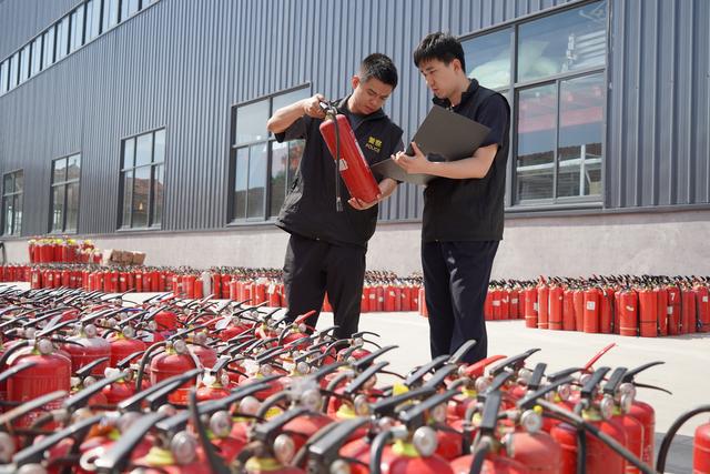 上海警方查獲2000余件偽劣滅火器(圖2)
