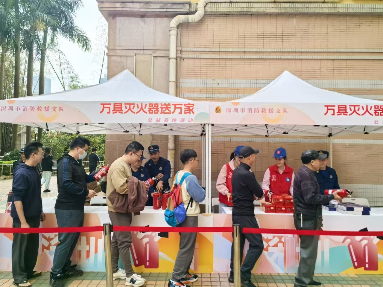 深圳消防開展“萬具滅火器進萬家”公益宣傳活動(圖1)