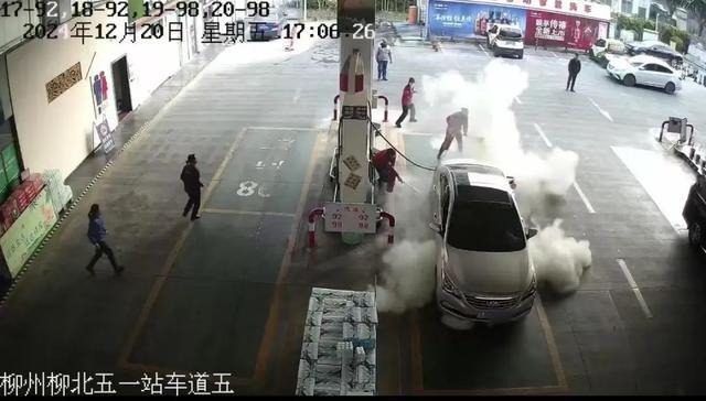 柳州一加油站內(nèi)車輛突然起火！關(guān)鍵時(shí)刻他們沖了上去(圖3)