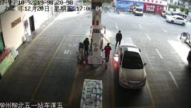 柳州一加油站內(nèi)車輛突然起火！關(guān)鍵時(shí)刻他們沖了上去(圖1)