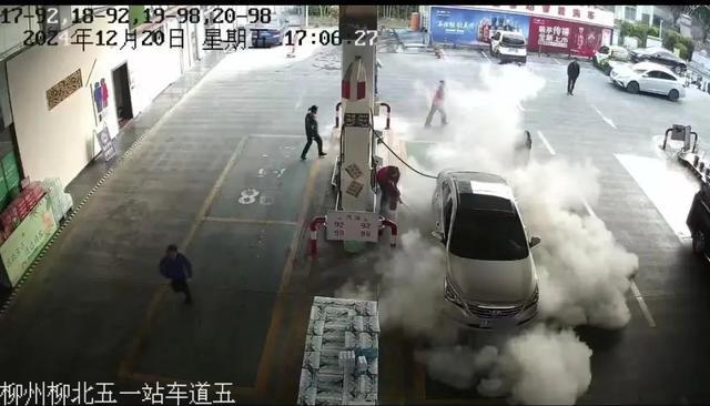 柳州一加油站內(nèi)車輛突然起火！關(guān)鍵時(shí)刻他們沖了上去(圖2)