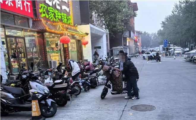 提醒！電動(dòng)自行車違規(guī)停放 阻礙“生命通道”(圖3)