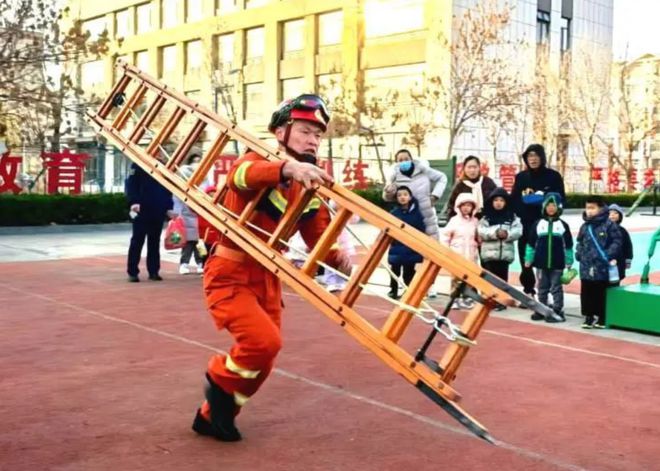東營(yíng)區(qū)消防救援大隊(duì)：隊(duì)站開放日 “幼”見“火焰藍(lán)”(圖2)