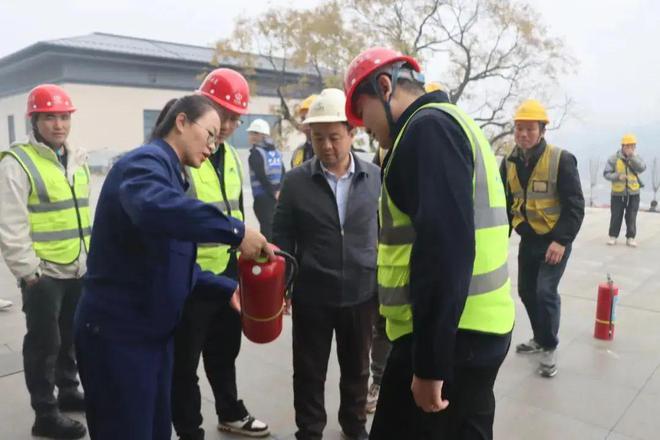 晉城消防沁水大隊對轄區(qū)建筑工地施工人員開展消防培訓(xùn)演練活動(圖3)