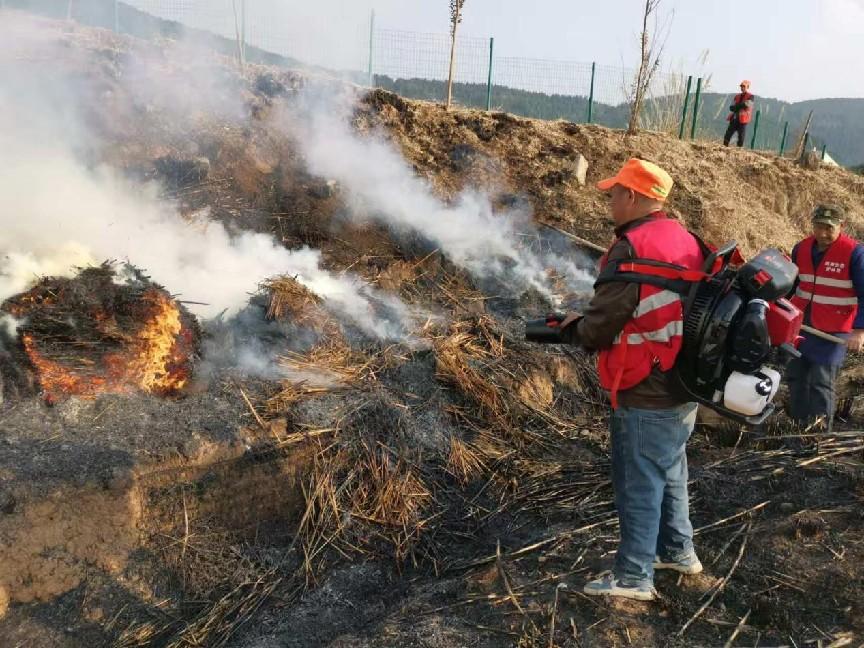 劍閣縣武連鎮(zhèn)組織開展2024年森林防滅火暨消防應(yīng)急演練(圖1)