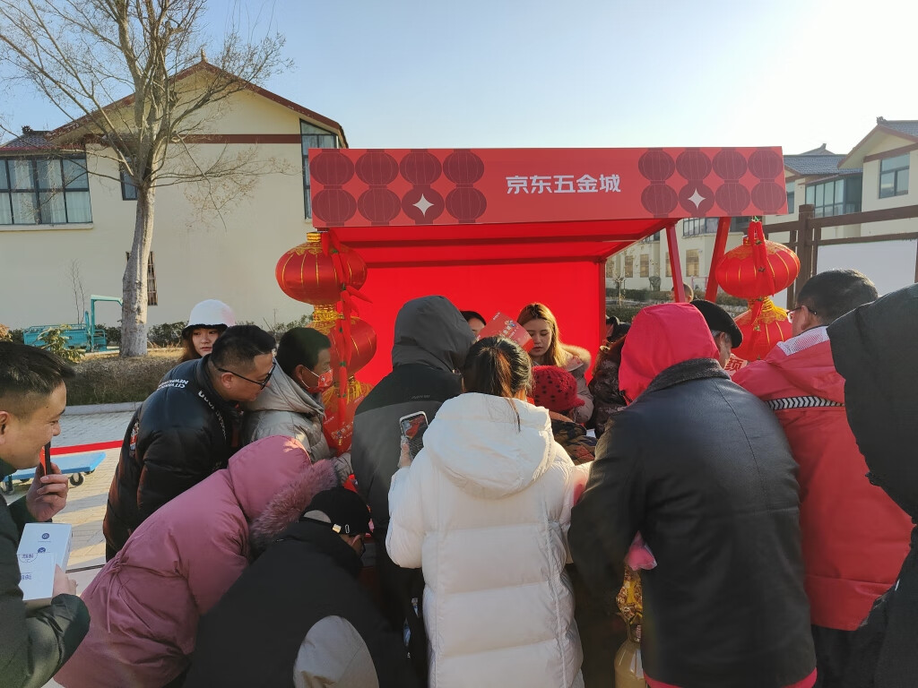 劉強(qiáng)東為老家村民送出5萬件年貨 “安心好禮”滅火器引發(fā)網(wǎng)友關(guān)注(圖1)