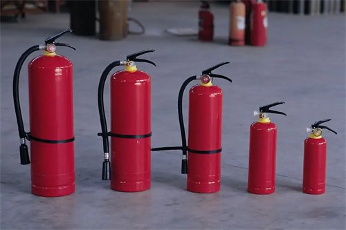 浙江科泰取得滅火器防腐內(nèi)塑機(jī)翻轉(zhuǎn)結(jié)構(gòu)專利可穩(wěn)定驅(qū)使滅火器筒體夾持結(jié)構(gòu)運(yùn)行(圖1)