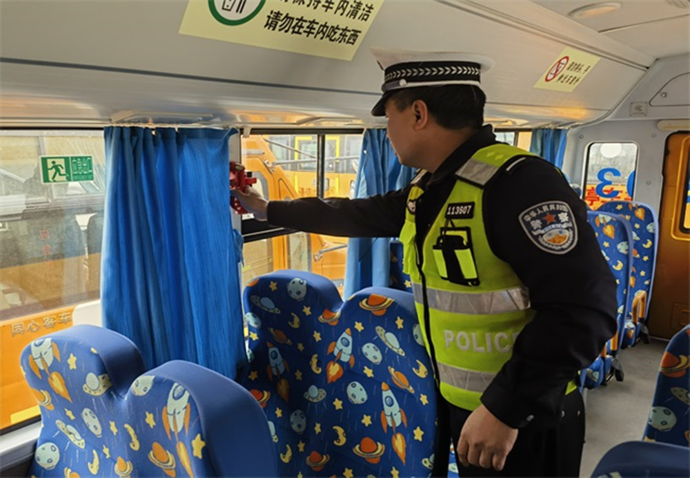 開學(xué)在即 安全先行！寧遠(yuǎn)交警全面開展校車安全檢查培訓(xùn)(圖1)