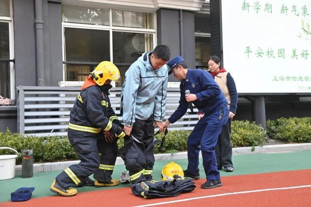 從滅火器到高壓水槍同學們“沉浸式”學習消防安全知識(圖2)