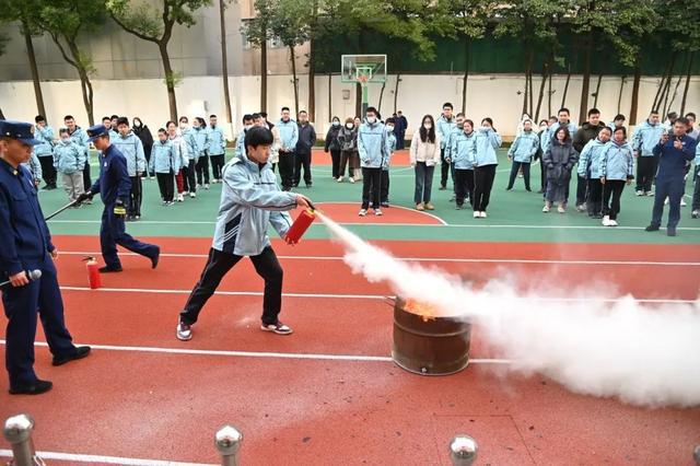 從滅火器到高壓水槍同學們“沉浸式”學習消防安全知識(圖1)