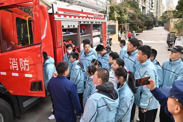 從滅火器到高壓水槍同學們“沉浸式”學習消防安全知識(圖3)