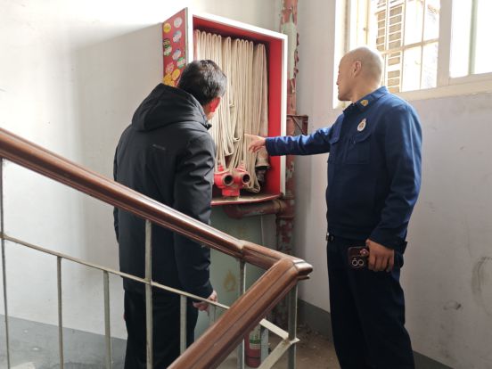 信陽市平橋區(qū)消防救援大隊宣傳進(jìn)小區(qū) 織密電動車“安全網(wǎng)”(圖2)