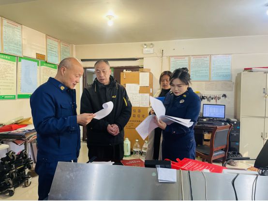 信陽市平橋區(qū)消防救援大隊宣傳進(jìn)小區(qū) 織密電動車“安全網(wǎng)”(圖3)