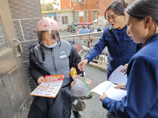 信陽市平橋區(qū)消防救援大隊宣傳進(jìn)小區(qū) 織密電動車“安全網(wǎng)”(圖4)