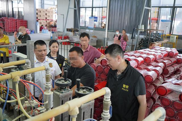 降低干粉含量無法有效滅火上海警方查獲2000余件偽劣滅火器(圖2)