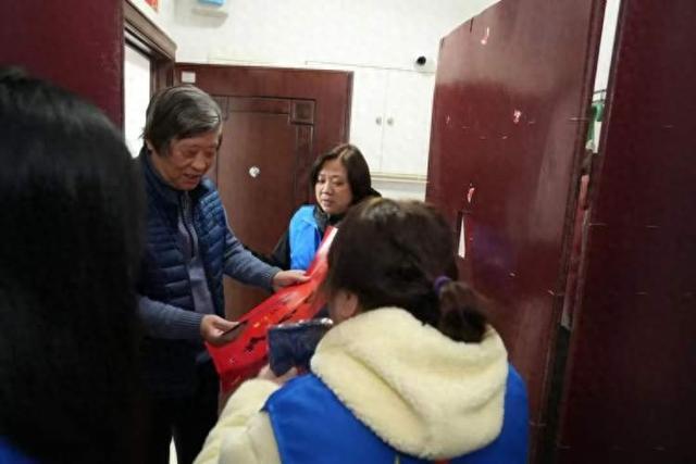 “藍(lán)朋友”+ 消防宣傳不停歇“敲門(mén)入戶”送上“平安大禮包”(圖1)