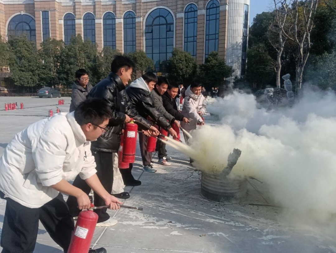 長沙民政職院開展滅火器實操培訓活動(圖2)