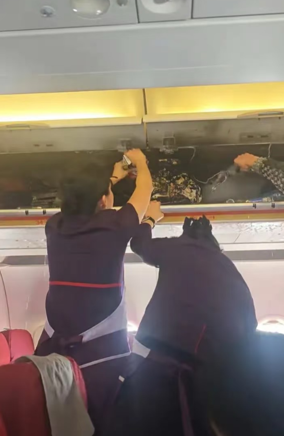 又發(fā)生一起充電寶在機(jī)艙內(nèi)爆炸事故如何應(yīng)對(duì)？(圖1)
