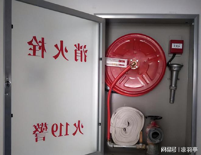 凌晨大火燒穿31層！業(yè)主哭訴：物業(yè)公司必須負(fù)責(zé)消防栓居然沒水(圖2)