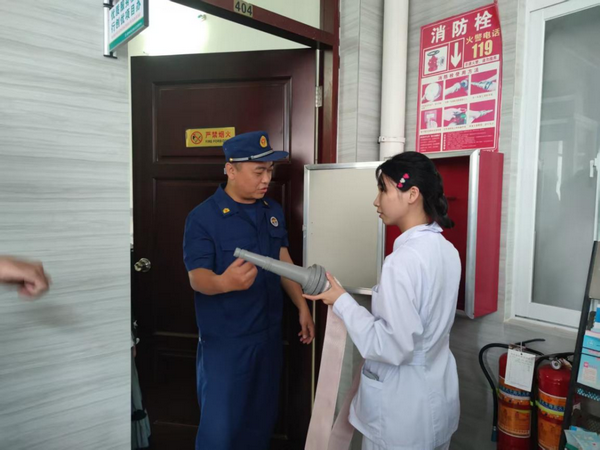 鳳山街道筑牢衛(wèi)健領域安全防線開展“五一節(jié)”前消防培訓與專項檢查(圖2)