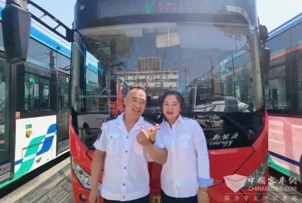 520公交關(guān)愛(ài)：濟(jì)南公交夫妻檔的堅(jiān)守勞動(dòng)節(jié)“車(chē)廂內(nèi)的浪漫”(圖1)