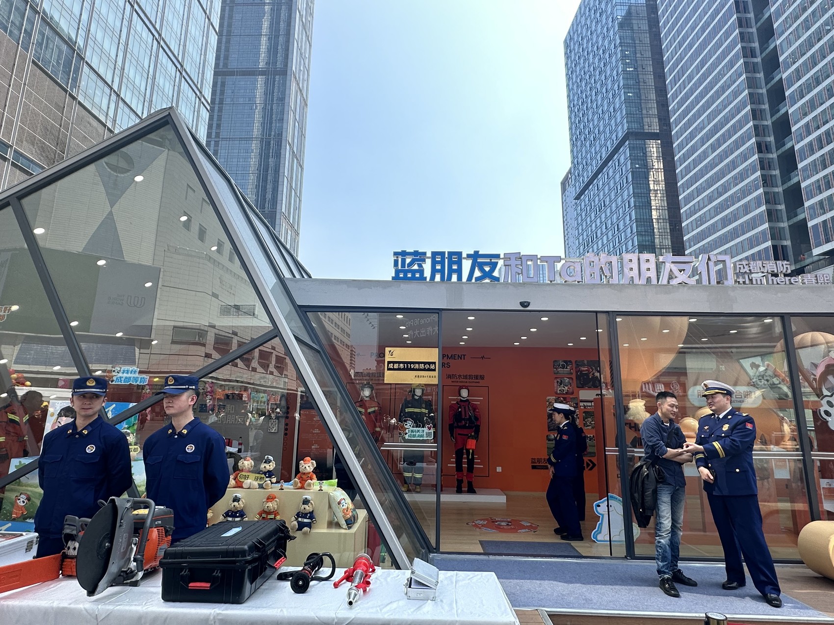 C視頻｜全國(guó)首個(gè)戶外消防主題直播間在成都春熙路開(kāi)播(圖2)